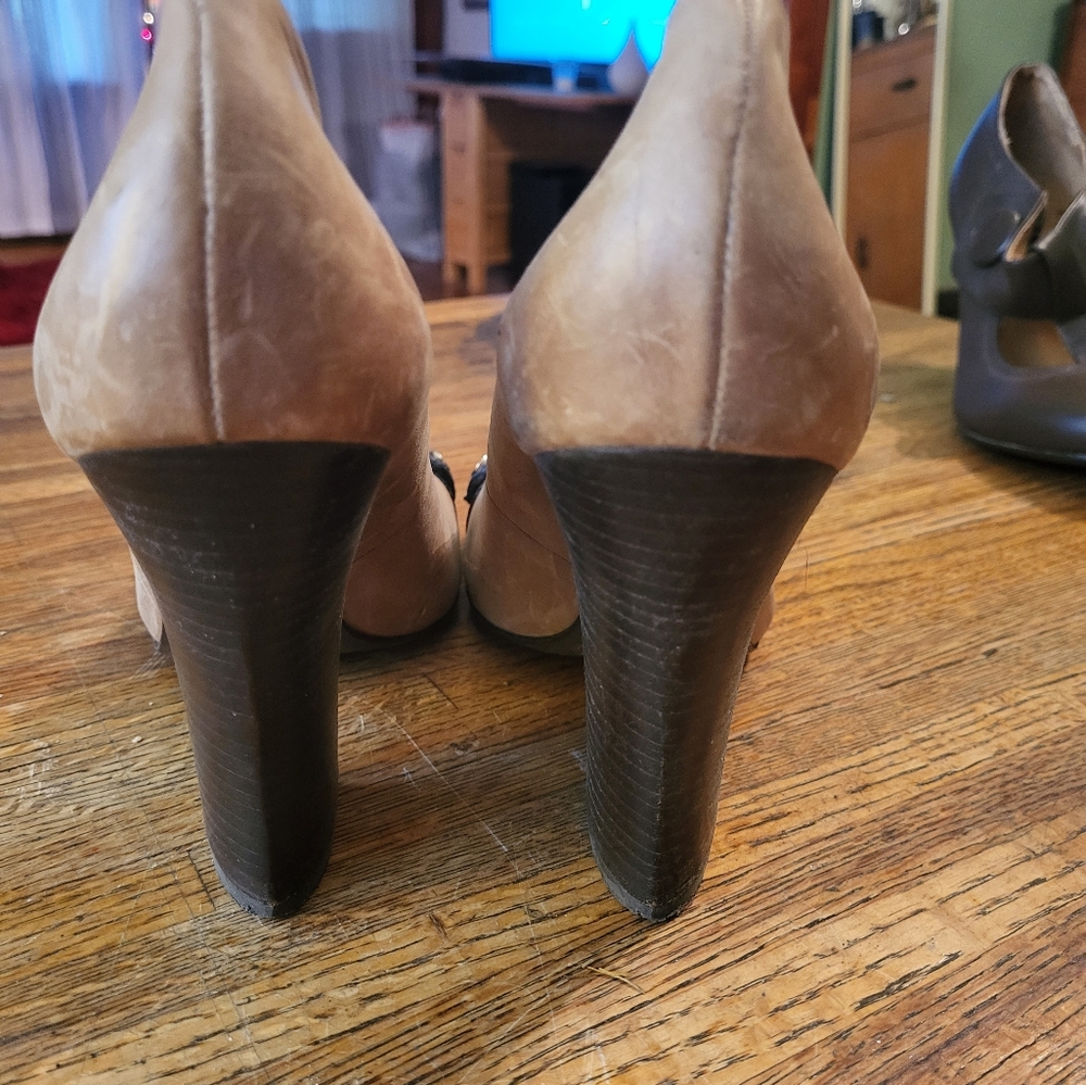 BCBG heels - Picture 4 of 6